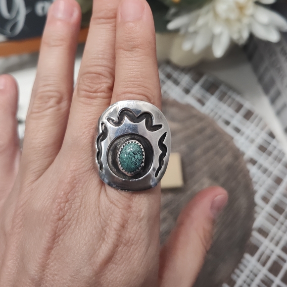💞 Vintage Turquoise and 925 Silver Native American Conversation Ring, Unisex, 8 - Picture 2 of 9